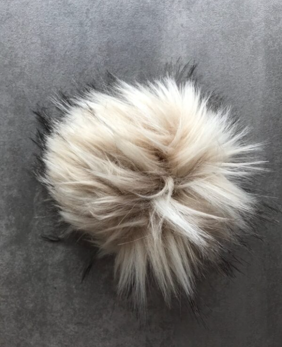 Pompon beige verspielt