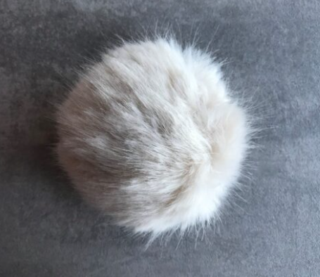 Pompon hell fein